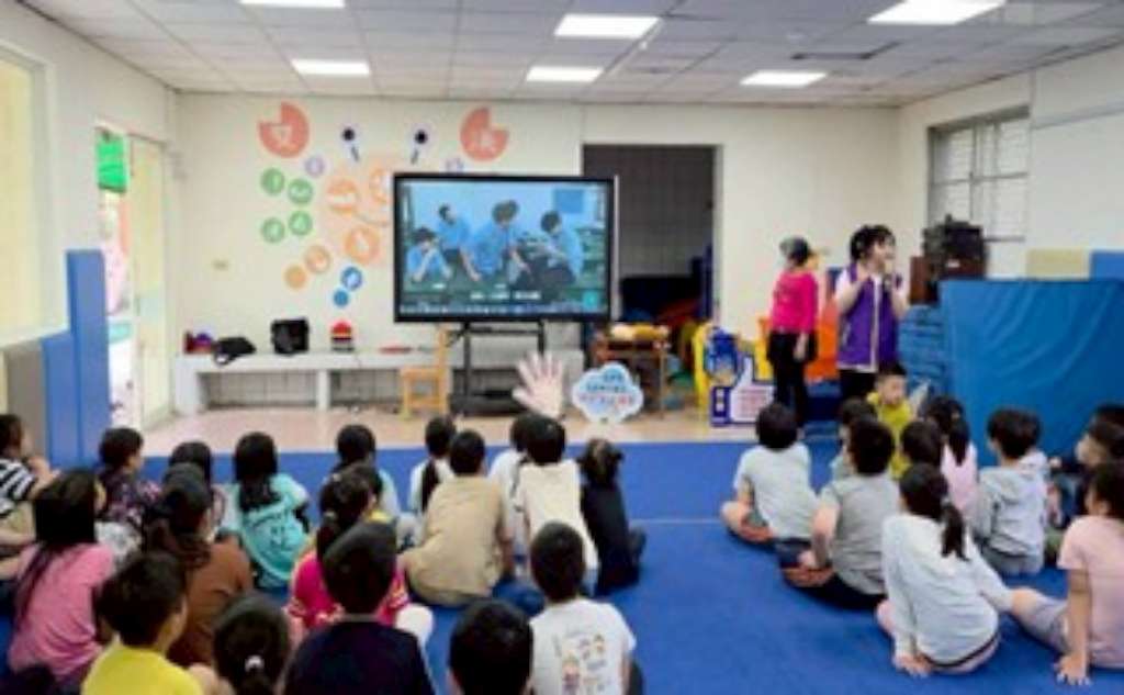 紫絲帶達人、社區防暴宣講師於社區關懷據點進行兒少保護、兒少性剝削防制宣導.jpg