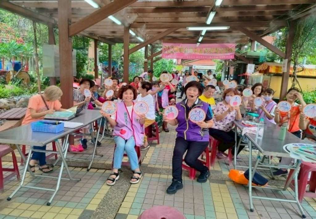 紫絲帶達人、社區防暴宣講師於社區關懷據點進行社區防暴宣導.jpg