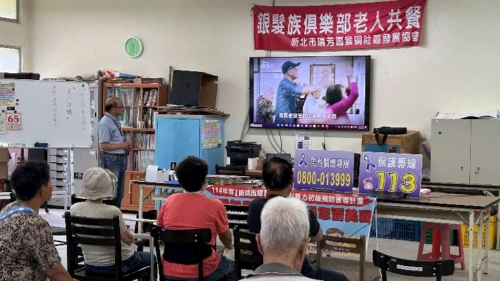 紫絲帶達人、社區防暴宣講師於銀髮族老俱樂部老人共餐活動進行老人保護宣導.jpg