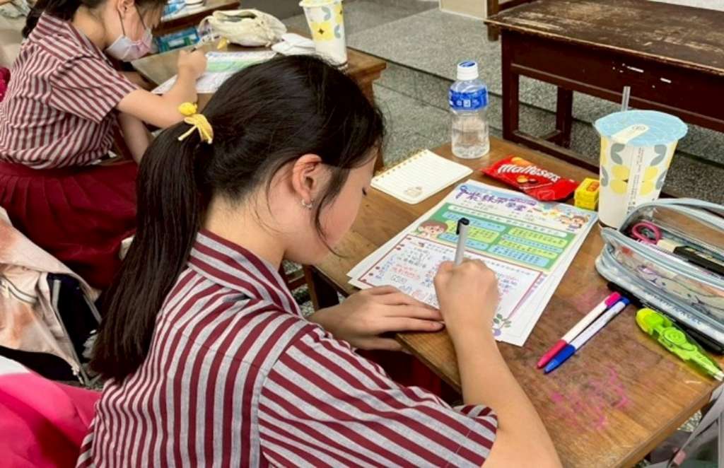 學童用心完成「紫絲帶學堂-暴力止步，齊心守護」學習單.jpg