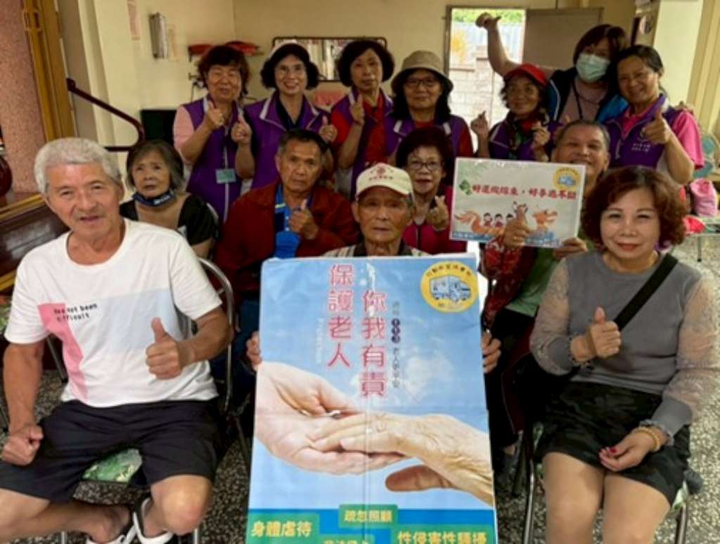 運用行動銀髮俱樂部於偏鄉據點(金山昭應侯廟)進行家庭暴力防治、老人保護宣導.jpg