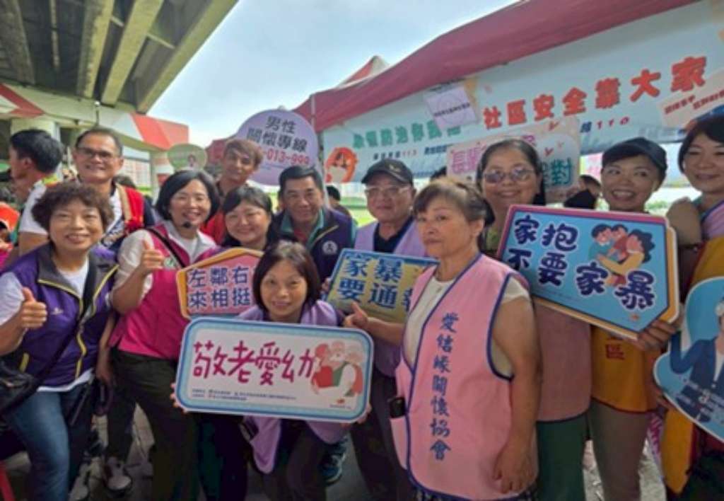 三重紳士協會於三重區原住民族歲時祭儀(中山橋下)進行反家暴攤位宣導.jpg