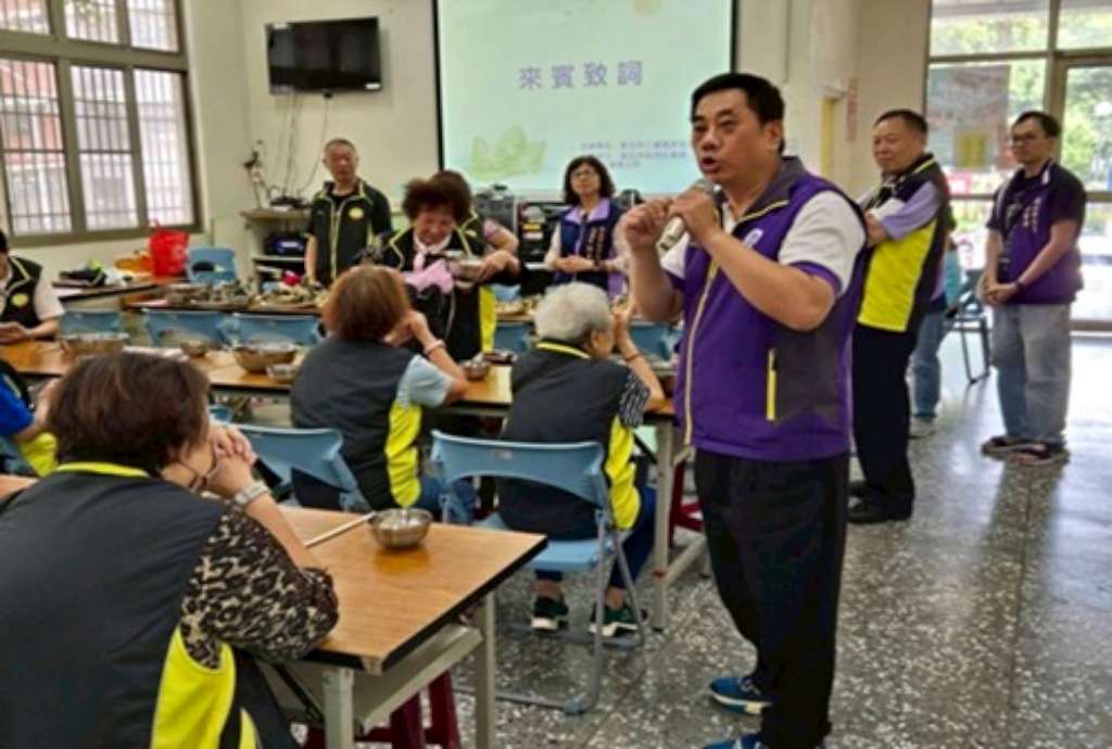 三重紳士協會邀請衛福部社區防暴宣講師林志信於三重龍濱活動中心進行家庭暴力防治宣導.jpg