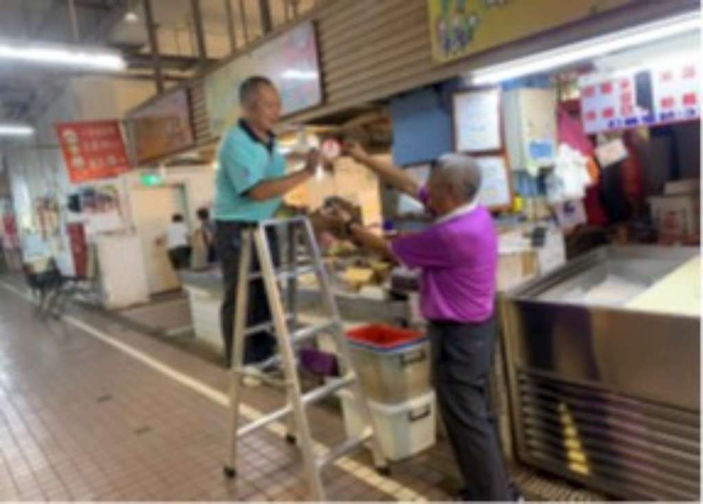 中和莒東社區於生活熱點(市場、便利商店、飲食店&hellip;等)張貼防暴安心商店貼紙.jpg