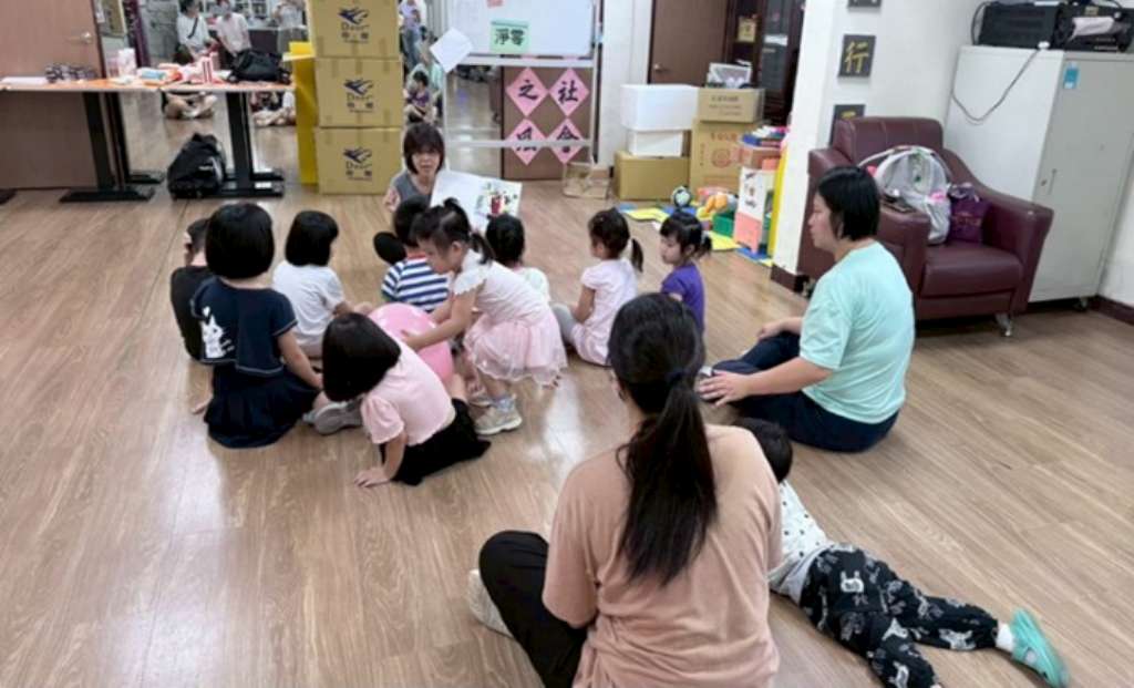 汐止保長社區於社區故事屋活動對親子進行兒少保護宣導-1.jpg