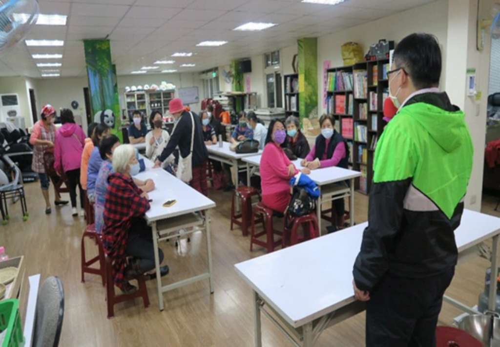 汐止保長社區於社區關懷據點服務及共餐時進行家庭暴力防治宣導.jpg