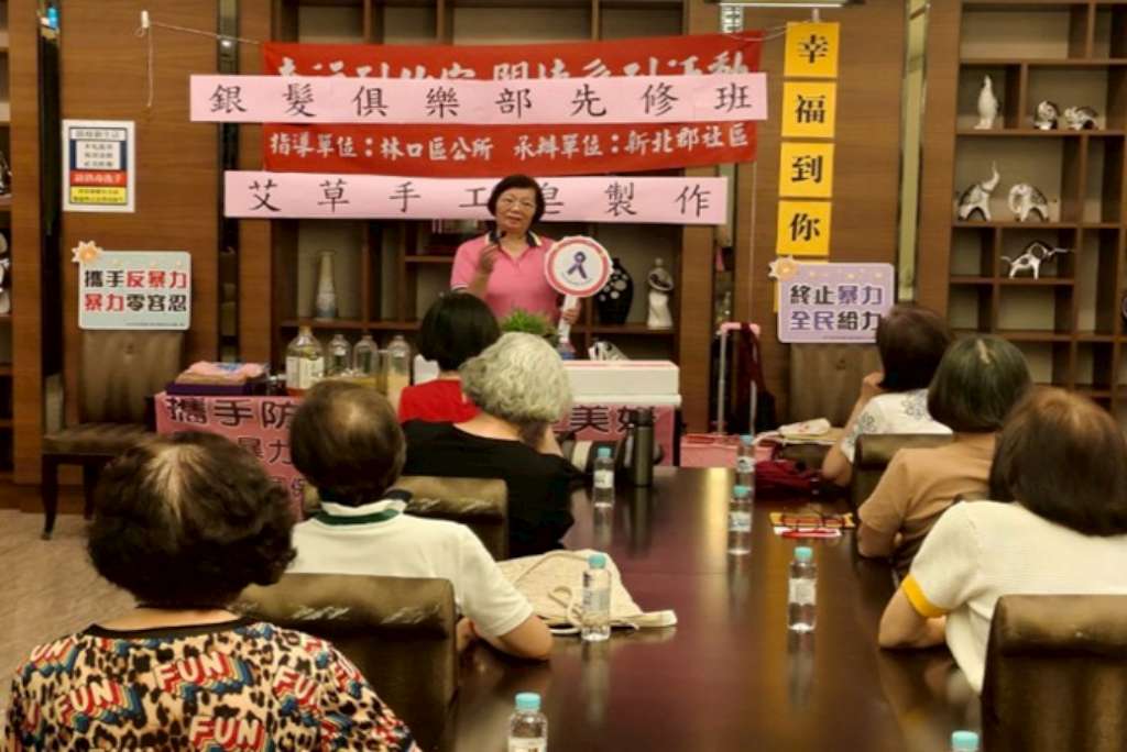 林口湖南社區專職宣講師(江心寶)於社區銀髮俱樂部進行性別暴力防治宣導.jpg