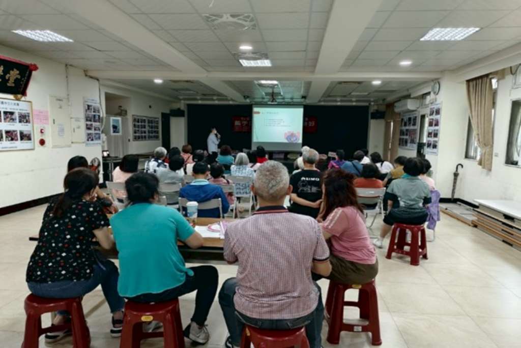 林口湖南社區邀請家防中心社工督導進行兒少保護意識培力.jpg