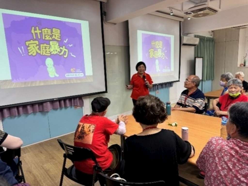 眾能創新協會於泰山奇蹟之家長照據點進行老人保護、家庭暴力防治宣導.jpg