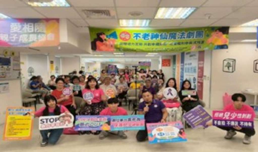 愛相隨親子成長協會專職宣講師黃麗霙、吳東賢至日照中心進行老人保護宣導.jpg
