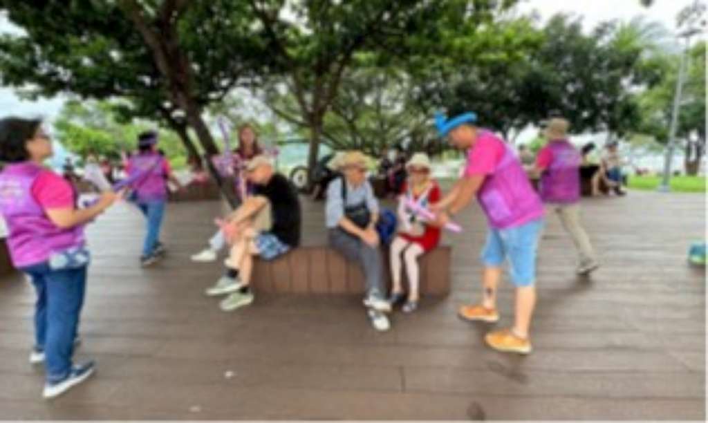 愛相隨親子成長協會率志工至淡水老街進行走動式宣導-2.jpg