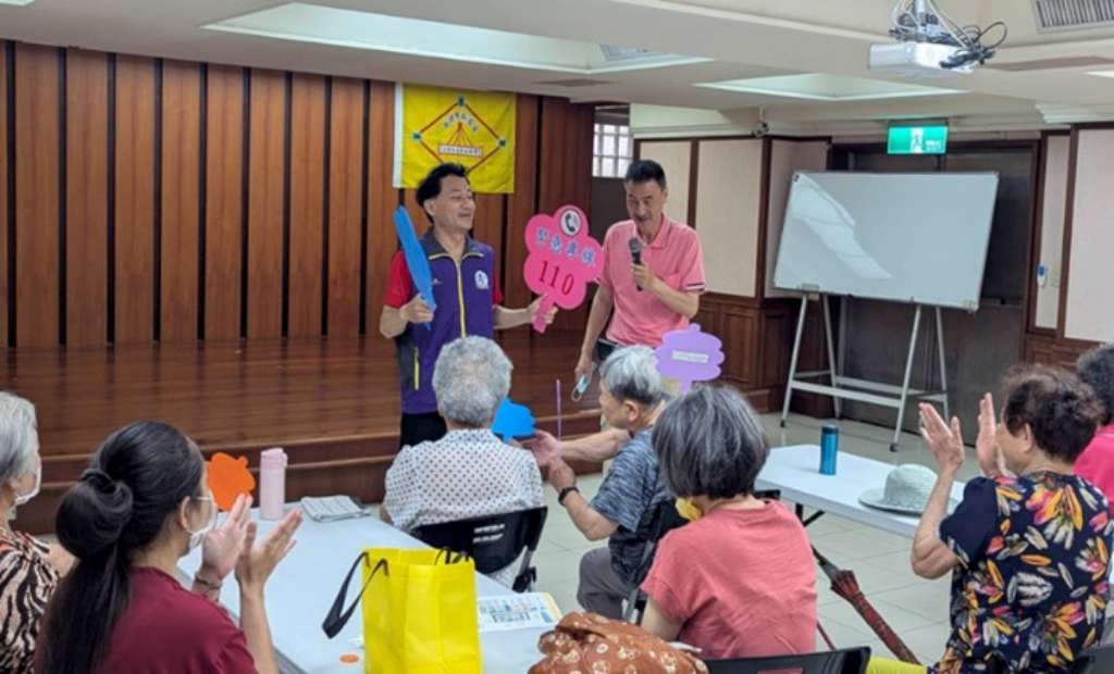 新北市樂活公益協進會於社區關懷據點運用防暴宣講師方坤棋進行家暴防治宣導.jpg