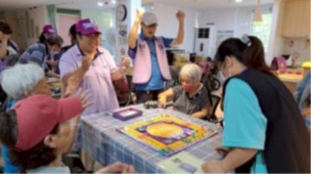 新店紳士協會運用防暴大富翁與民眾互動進行家庭暴力防治宣導.jpg