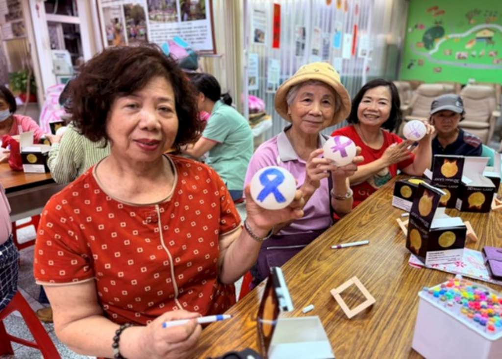 新莊牡丹心社區辦理中秋節活動，運用彩繪紫絲帶月亮球讓民眾一同響應家庭暴力防治-1.jpg