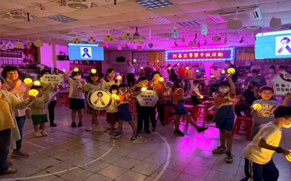 新莊牡丹心社區辦理中秋節活動，運用彩繪紫絲帶月亮球讓民眾一同響應家庭暴力防治-2.jpg
