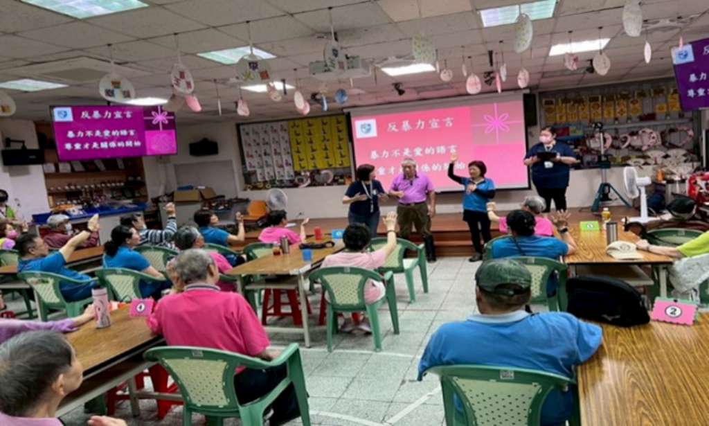 新莊牡丹心社區辦理母親節感恩活動，邀請新北市社區防暴宣講師邱詩媛進行家暴防治宣導.jpg