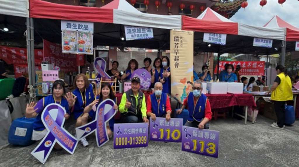 瑞芳早起會與衛福社區防暴宣講師陳新美運用瑞芳桐花祭活動設攤進行家暴防治宣導.jpg