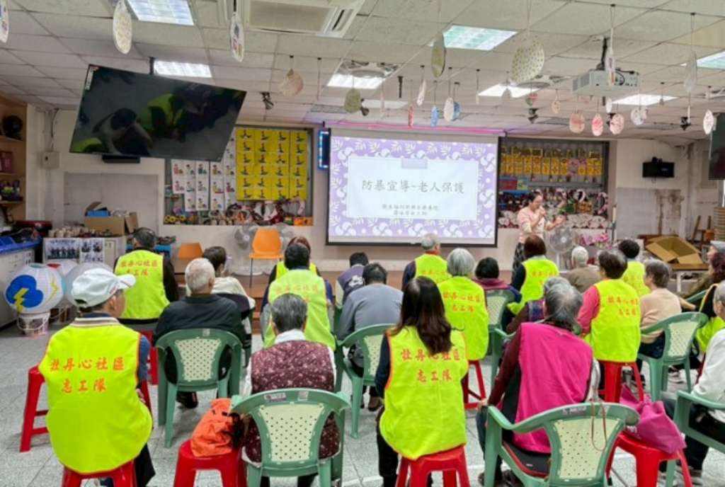 邀請輔仁大學附設醫院社工師廖咏芳與志工分享老人保護的意涵與通報.jpg