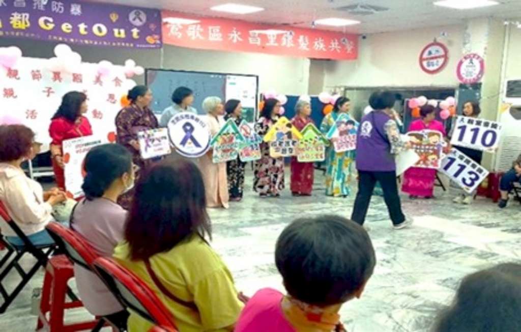鶯歌永昌結合異國美食辦理母親節感恩活動，衛福部社區防暴宣講師張雅琇進行家暴防治宣導.jpg