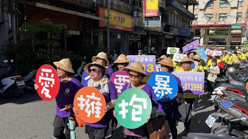 瑞芳區龍川社區中秋節於瑞芳市區踩街宣導防暴.jpg