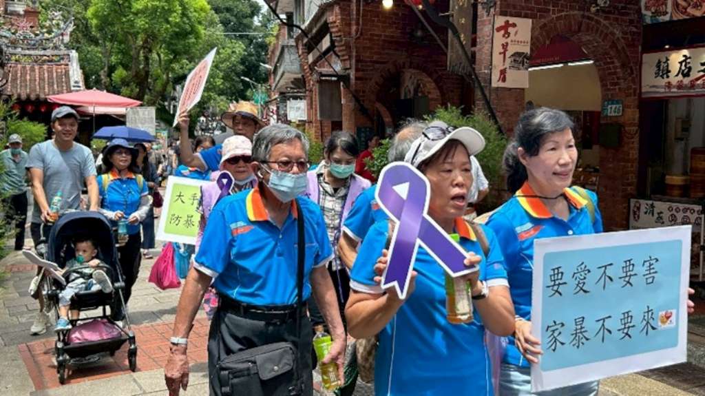 蘆洲紳士老中青於深坑老街進行防暴宣導遊行.jpg
