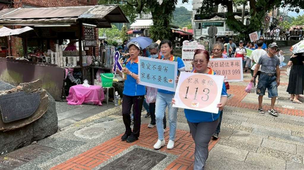 蘆洲紳士協會於深坑老街進行防暴宣導遊行.jpg