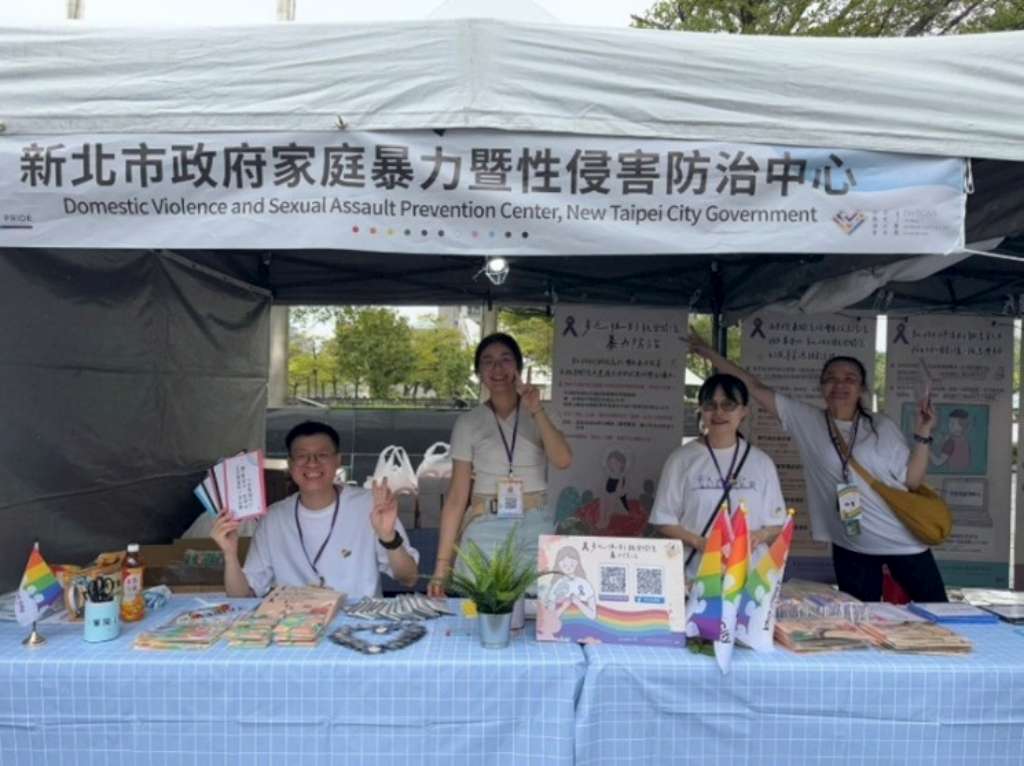 家防中心於臺灣同志遊行的彩虹市集設置攤位，一同提倡多元性別親密關係暴力防治觀念.jpg