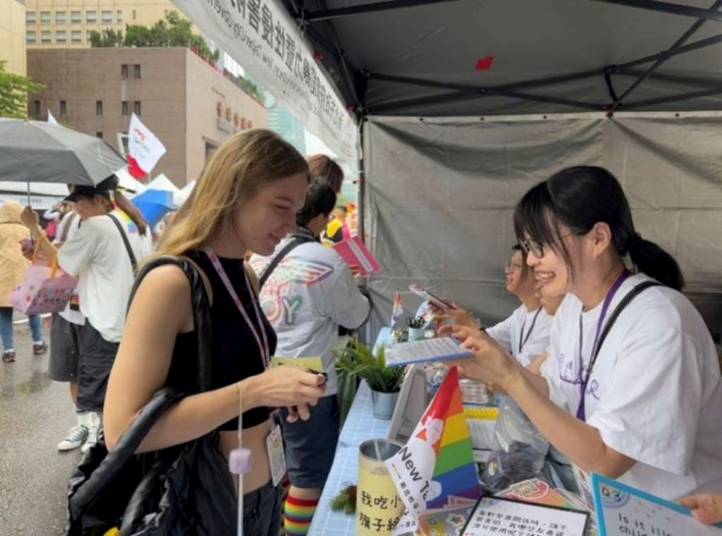 透過互動式小遊戲，與現場的朋友進行多元性別親密關係反暴力宣導.jpg