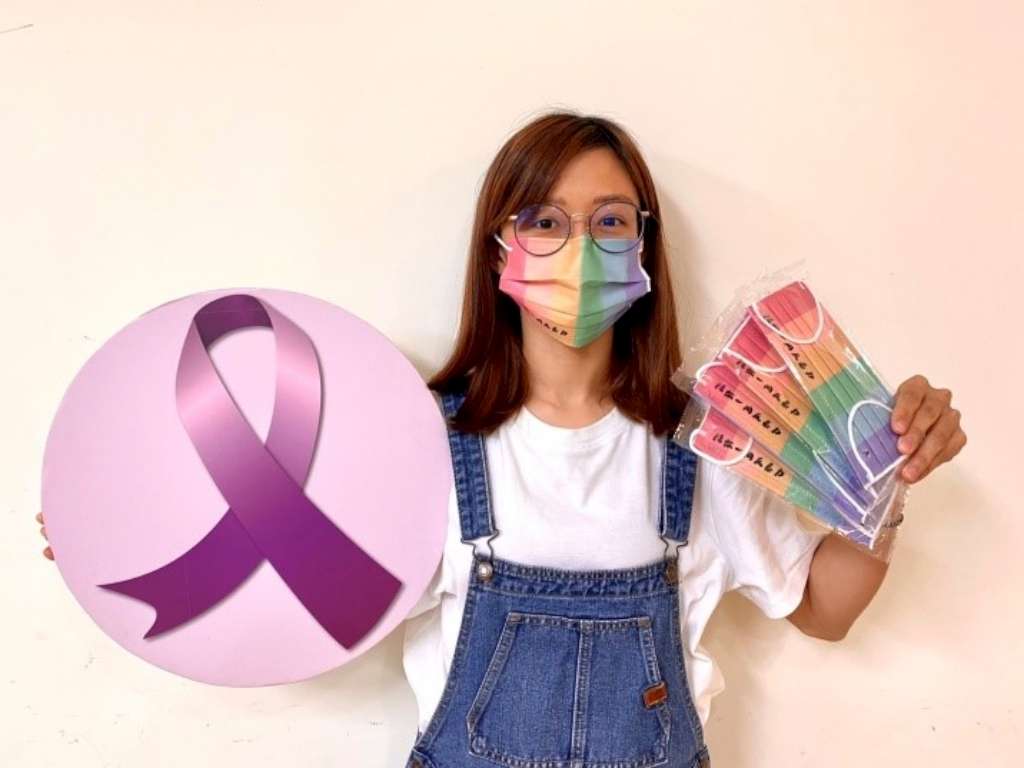 110年10月製作宣導口罩，結合線上同志遊行活動，提倡多元性別親密暴力防治及紫絲帶暴力零容忍觀念