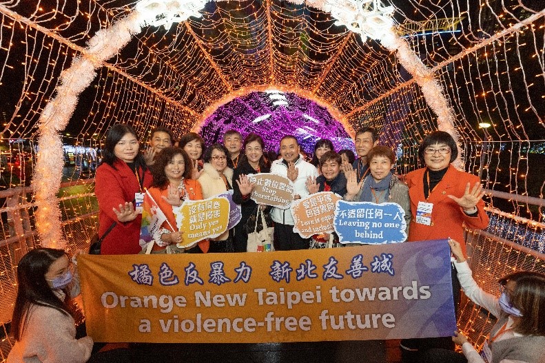 婦女團體與性平社區代表響應「橘色世界-終結性別暴力」快閃歡樂耶誕城，倡議一起在橘光中向暴力說不